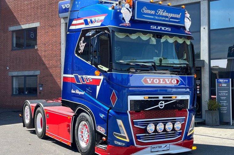 Blå Volvo-lastbil fra Simon Holmsgaard Transport set forfra.